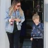 Hilary Duff se promène avec son fils Luca à Los Angeles, le 28 avril 2018.