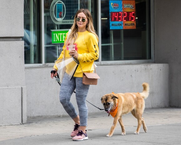 Exclusif - Hilary Duff se promène son chien Lucy à New York le 6 mai 2018.