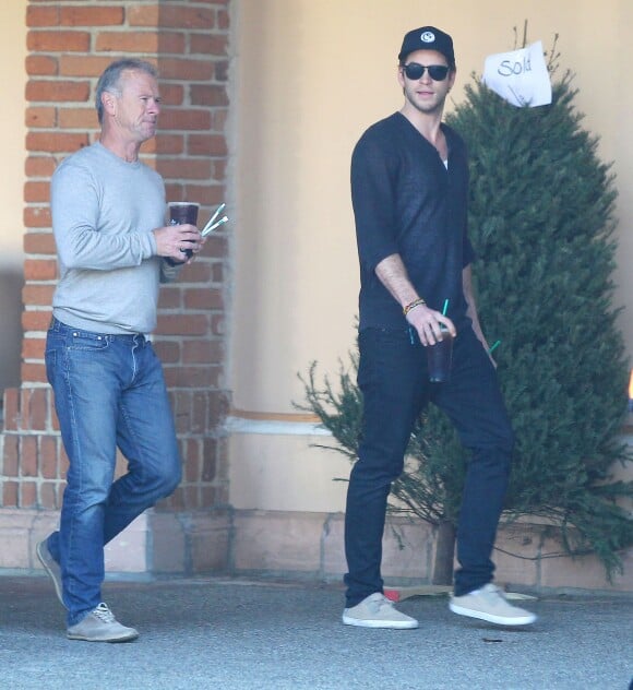 Liam Hemsworth et son père Craig à Malibu, le 22 décembre 2013.