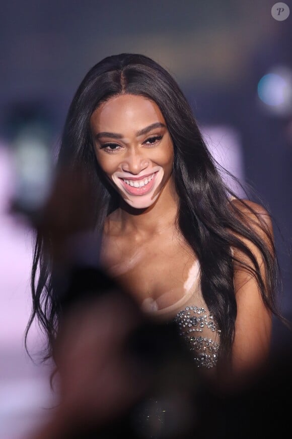 Winnie Harlow - Défilé lors de la vente aux enchères de la soirée amfAR Gala Cannes 2018 à l'hôtel du Cap-Eden-Roc, pendant le 71ème Festival International du Film de Cannes, à Antibes, France, le 17 mai 2018. © Cyril Moreau/Bestimage