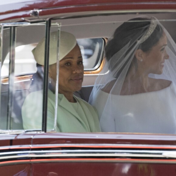 Meghan Markle, duchesse de Sussex arrive à la chapelle St. George au château de Windsor à bord d'une Rolls Royce avec sa mère Doria Ragland à ses côtés le 19 mai 2018