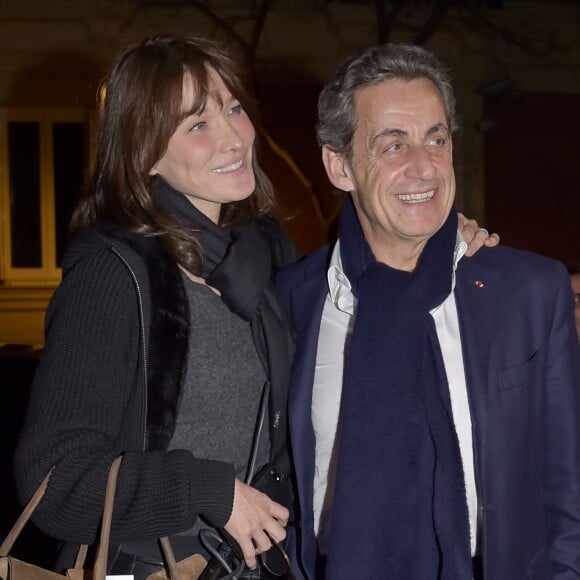 Carla Bruni quitte la salle de concert ou elle se produisait et rentre à son hôtel avec son mari Nicolas Sarkozy à Madrid le 10 janvier 2018.