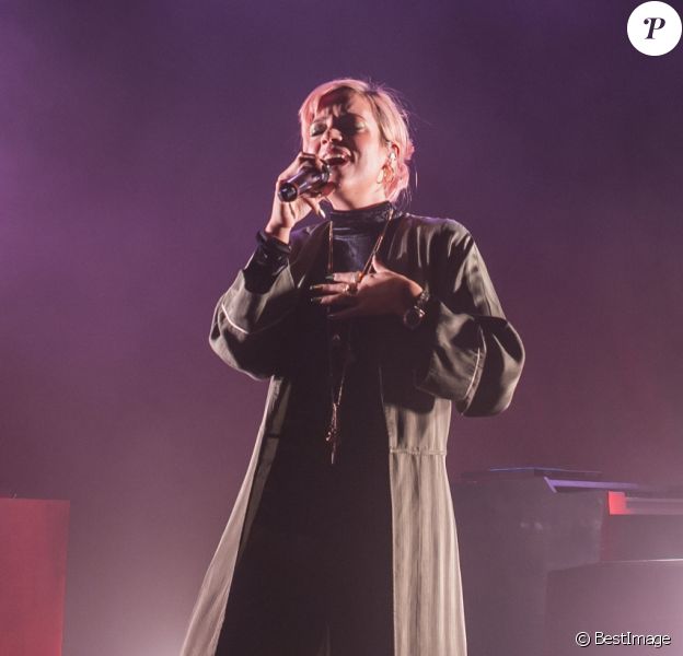 Lily Allen en concert au Knust à Hambourg, le 5 avril 2018.