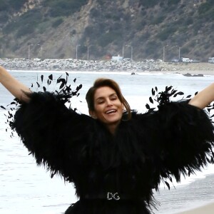 Cindy Crawford en séance photo sur la plage de Malibu, le 24 mai 2018.