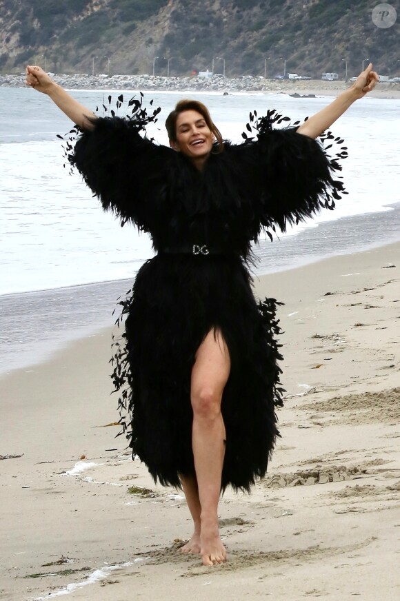 Cindy Crawford en séance photo sur la plage de Malibu, le 24 mai 2018.