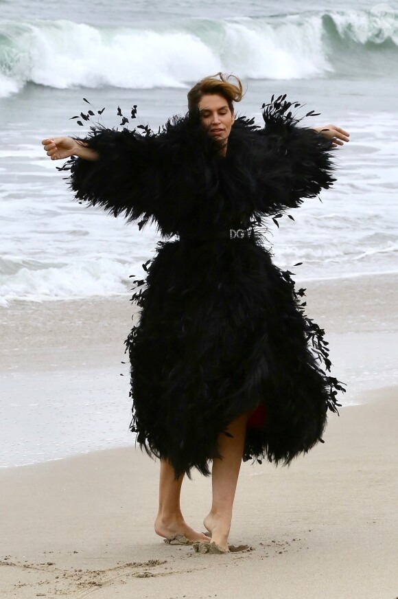 Cindy Crawford en séance photo sur la plage de Malibu, le 24 mai 2018.