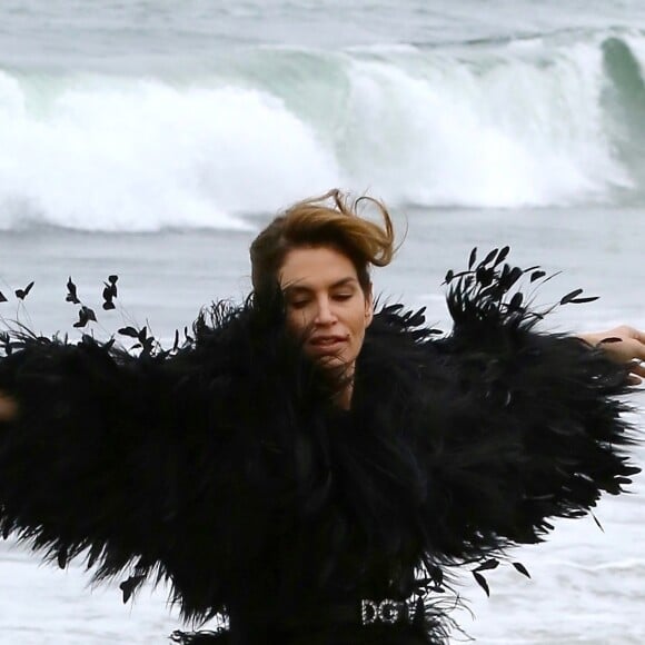 Cindy Crawford en séance photo sur la plage de Malibu, le 24 mai 2018.