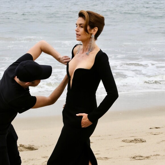 Cindy Crawford en séance photo sur la plage de Malibu, le 24 mai 2018.