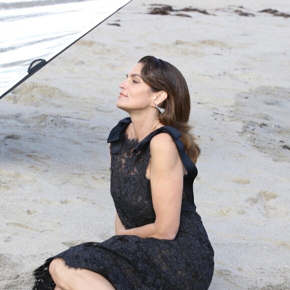 Cindy Crawford en séance photo sur la plage de Malibu, le 24 mai 2018.