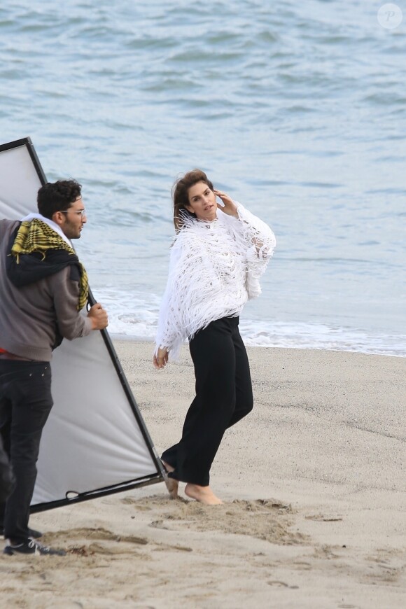Cindy Crawford en séance photo sur la plage de Malibu, le 24 mai 2018.