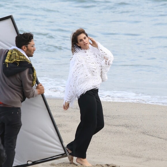 Cindy Crawford en séance photo sur la plage de Malibu, le 24 mai 2018.