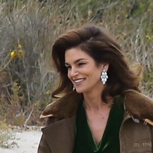 Cindy Crawford en séance photo sur la plage de Malibu, le 24 mai 2018.
