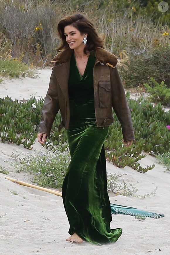Cindy Crawford en séance photo sur la plage de Malibu, le 24 mai 2018.