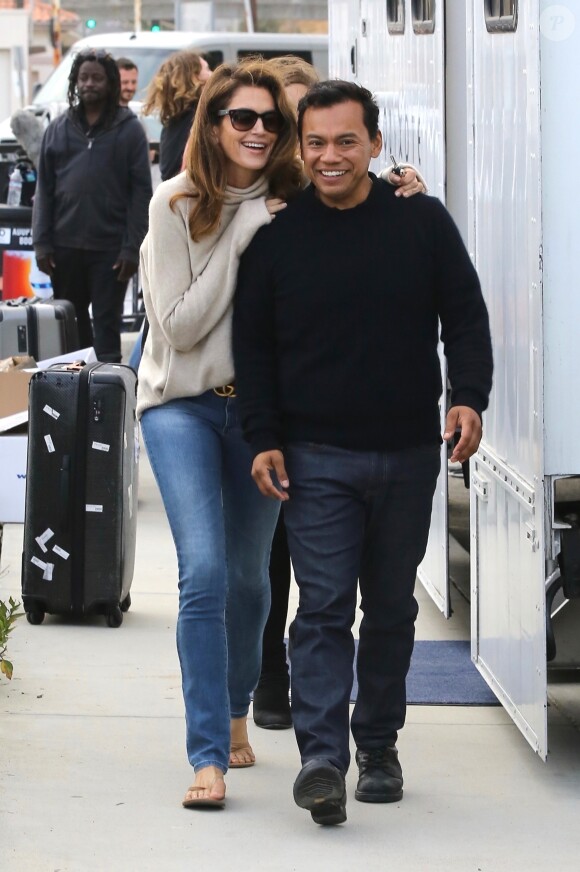 Cindy Crawford en séance photo sur la plage de Malibu, le 24 mai 2018.