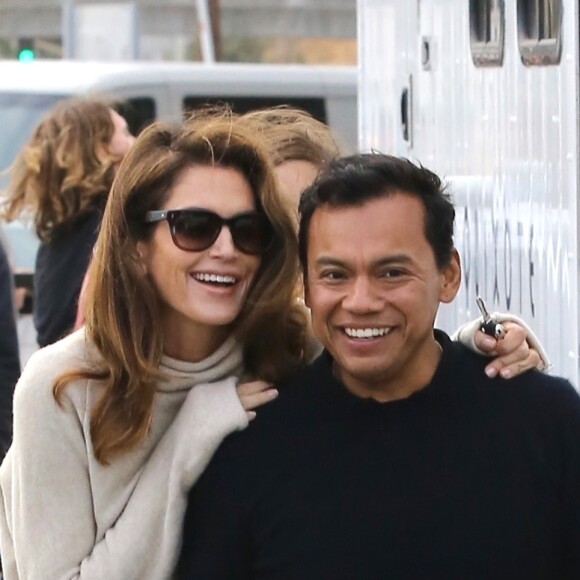 Cindy Crawford en séance photo sur la plage de Malibu, le 24 mai 2018.