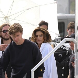 Cindy Crawford en séance photo sur la plage de Malibu, le 24 mai 2018.