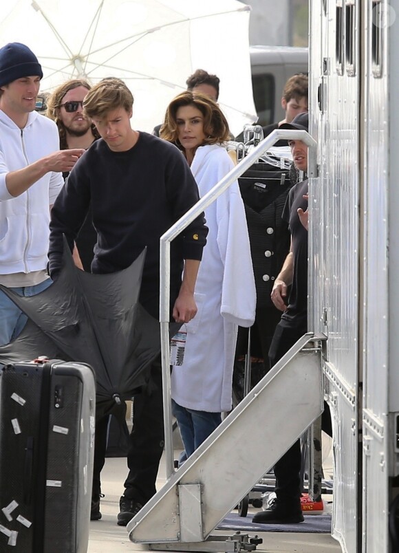 Cindy Crawford en séance photo sur la plage de Malibu, le 24 mai 2018.