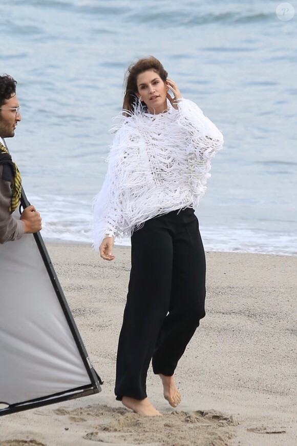 Cindy Crawford en séance photo sur la plage de Malibu, le 24 mai 2018.