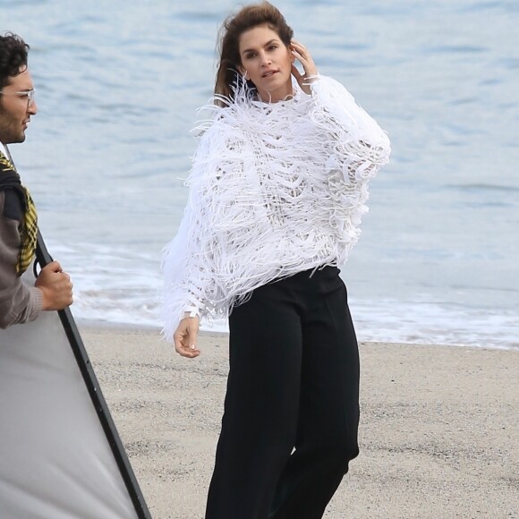 Cindy Crawford en séance photo sur la plage de Malibu, le 24 mai 2018.