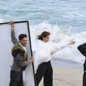 Cindy Crawford en séance photo sur la plage de Malibu, le 24 mai 2018.