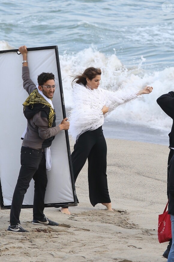 Cindy Crawford en séance photo sur la plage de Malibu, le 24 mai 2018.