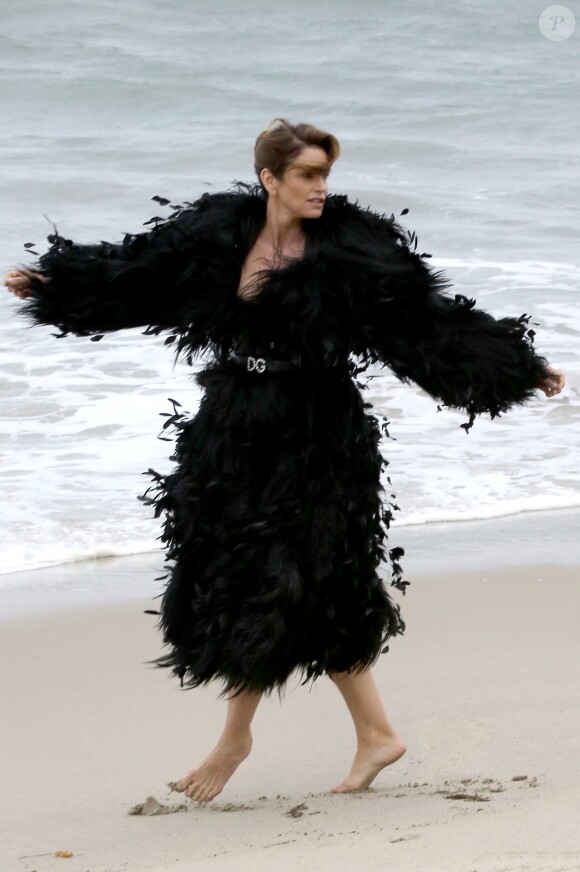Cindy Crawford en séance photo sur la plage de Malibu, le 24 mai 2018.