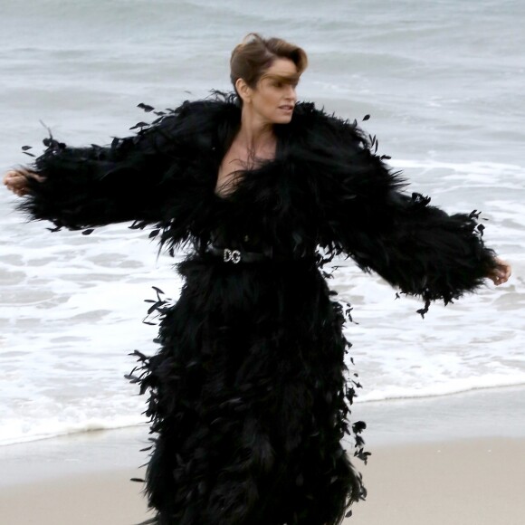 Cindy Crawford en séance photo sur la plage de Malibu, le 24 mai 2018.