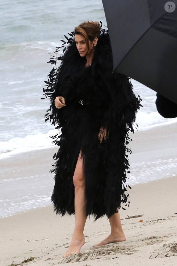 Cindy Crawford en séance photo sur la plage de Malibu, le 24 mai 2018.