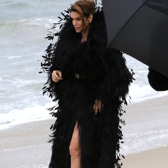 Cindy Crawford en séance photo sur la plage de Malibu, le 24 mai 2018.