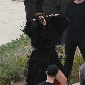 Cindy Crawford en séance photo sur la plage de Malibu, le 24 mai 2018.