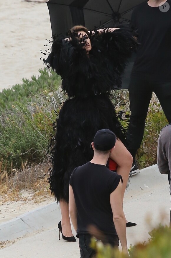 Cindy Crawford en séance photo sur la plage de Malibu, le 24 mai 2018.