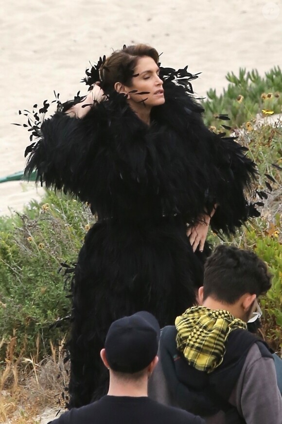 Cindy Crawford en séance photo sur la plage de Malibu, le 24 mai 2018.