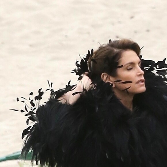 Cindy Crawford en séance photo sur la plage de Malibu, le 24 mai 2018.