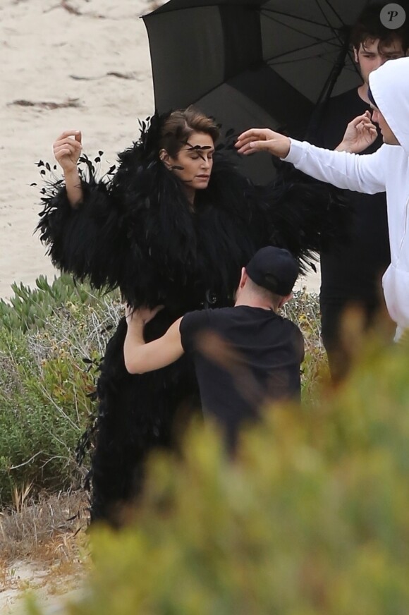 Cindy Crawford en séance photo sur la plage de Malibu, le 24 mai 2018.