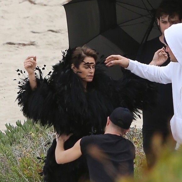 Cindy Crawford en séance photo sur la plage de Malibu, le 24 mai 2018.