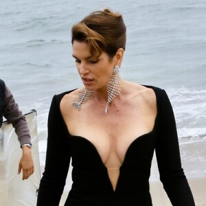 Cindy Crawford en séance photo sur la plage de Malibu, le 24 mai 2018.