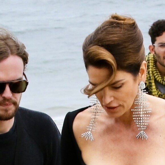 Cindy Crawford en séance photo sur la plage de Malibu, le 24 mai 2018.