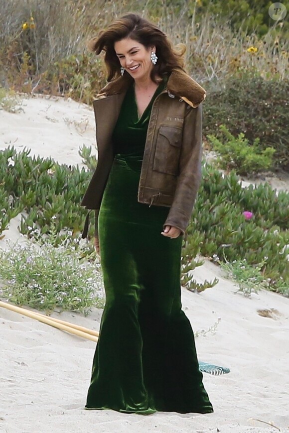 Cindy Crawford en séance photo sur la plage de Malibu, le 24 mai 2018.