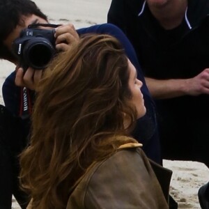 Cindy Crawford en séance photo sur la plage de Malibu, le 24 mai 2018.