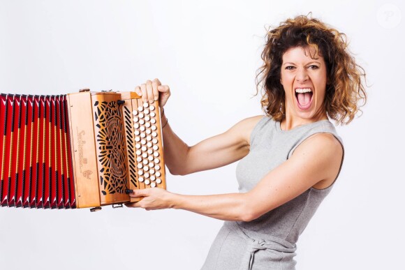 Magali Ripoll, musicienne et choriste dans "N'oubliez pas les paroles".