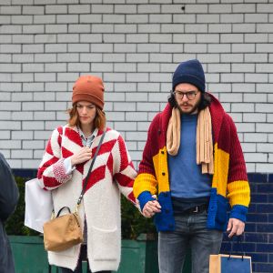 Exclusif - Kit Harington et sa fiancée Rose Leslie marchent main dans la main à New York le 11 janvier 2018.