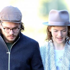Exclusif - Kit Harington et sa fiancée Rose Leslie se promènent main dans la main dans les rues de Londres, le 6 octobre 2017.