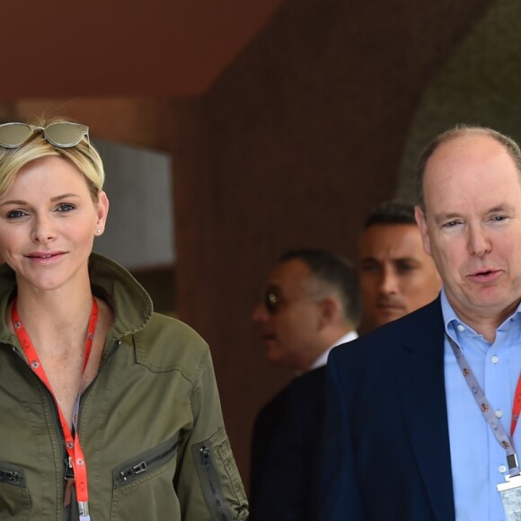 L'ancien champion de F1 Mika Hakkinen, le prince Albert II de Monaco et la princesse Charlene - Le prince Albert II de Monaco et la princesse Charlene arrivent dans les paddocks pour aller saluer les différentes équipes de la Croix Rouges présentent sur le circuit lors du 73 ème Grand Prix de Formule 1 de Monaco, le 26 mai 2018. © Bruno Bébert/Bestimage
