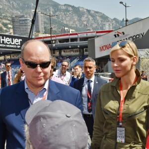 Le prince Albert II de Monaco et la princesse Charlene de Monaco - Le prince Albert II de Monaco et la princesse Charlene arrivent dans les paddocks pour aller saluer les différentes équipes de la Croix Rouges présentent sur le circuit lors du 73 ème Grand Prix de Formule 1 de Monaco, le 26 mai 2018. © Bruno Bébert/Bestimage