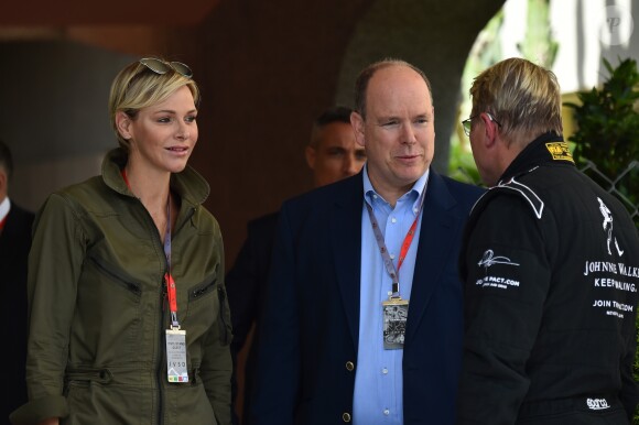 L'ancien champion de F1 Mika Hakkinen, le prince Albert II de Monaco et la princesse Charlene - Le prince Albert II de Monaco et la princesse Charlene arrivent dans les paddocks pour aller saluer les différentes équipes de la Croix Rouges présentent sur le circuit lors du 73 ème Grand Prix de Formule 1 de Monaco, le 26 mai 2018. © Bruno Bébert/Bestimage