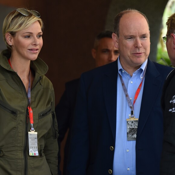 L'ancien champion de F1 Mika Hakkinen, le prince Albert II de Monaco et la princesse Charlene - Le prince Albert II de Monaco et la princesse Charlene arrivent dans les paddocks pour aller saluer les différentes équipes de la Croix Rouges présentent sur le circuit lors du 73 ème Grand Prix de Formule 1 de Monaco, le 26 mai 2018. © Bruno Bébert/Bestimage