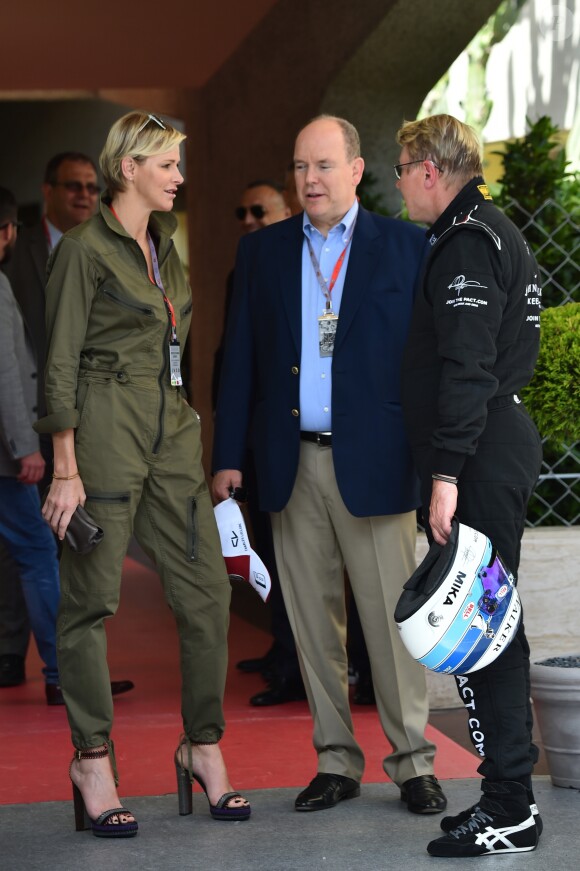 L'ancien champion de F1 Mika Hakkinen, le prince Albert II de Monaco et la princesse Charlene - Le prince Albert II de Monaco et la princesse Charlene arrivent dans les paddocks pour aller saluer les différentes équipes de la Croix Rouges présentent sur le circuit lors du 73 ème Grand Prix de Formule 1 de Monaco, le 26 mai 2018. © Bruno Bébert/Bestimage