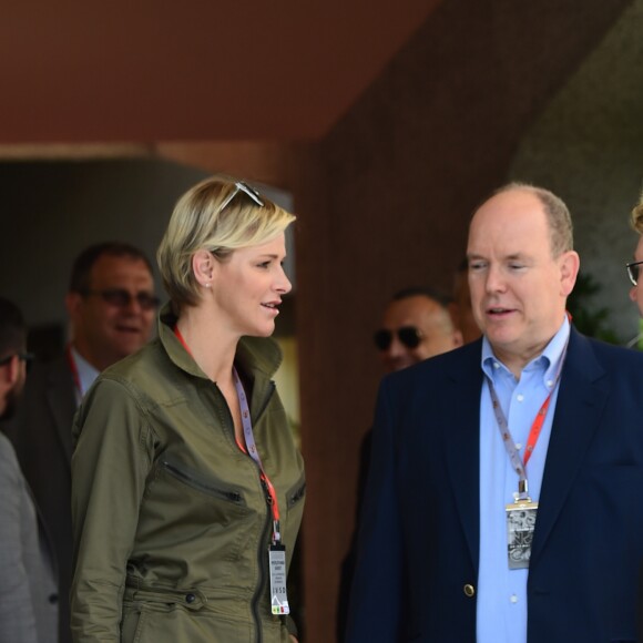 L'ancien champion de F1 Mika Hakkinen, le prince Albert II de Monaco et la princesse Charlene - Le prince Albert II de Monaco et la princesse Charlene arrivent dans les paddocks pour aller saluer les différentes équipes de la Croix Rouges présentent sur le circuit lors du 73 ème Grand Prix de Formule 1 de Monaco, le 26 mai 2018. © Bruno Bébert/Bestimage