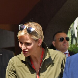 Le prince Albert II de Monaco et la princesse Charlene de Monaco - Le prince Albert II de Monaco et la princesse Charlene arrivent dans les paddocks pour aller saluer les différentes équipes de la Croix Rouges présentent sur le circuit lors du 73 ème Grand Prix de Formule 1 de Monaco, le 26 mai 2018. © Bruno Bébert/Bestimage