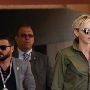 L'ancien champion de F1 Mika Hakkinen, le prince Albert II de Monaco et la princesse Charlene - Le prince Albert II de Monaco et la princesse Charlene arrivent dans les paddocks pour aller saluer les différentes équipes de la Croix Rouges présentent sur le circuit lors du 73 ème Grand Prix de Formule 1 de Monaco, le 26 mai 2018. © Bruno Bébert/Bestimage